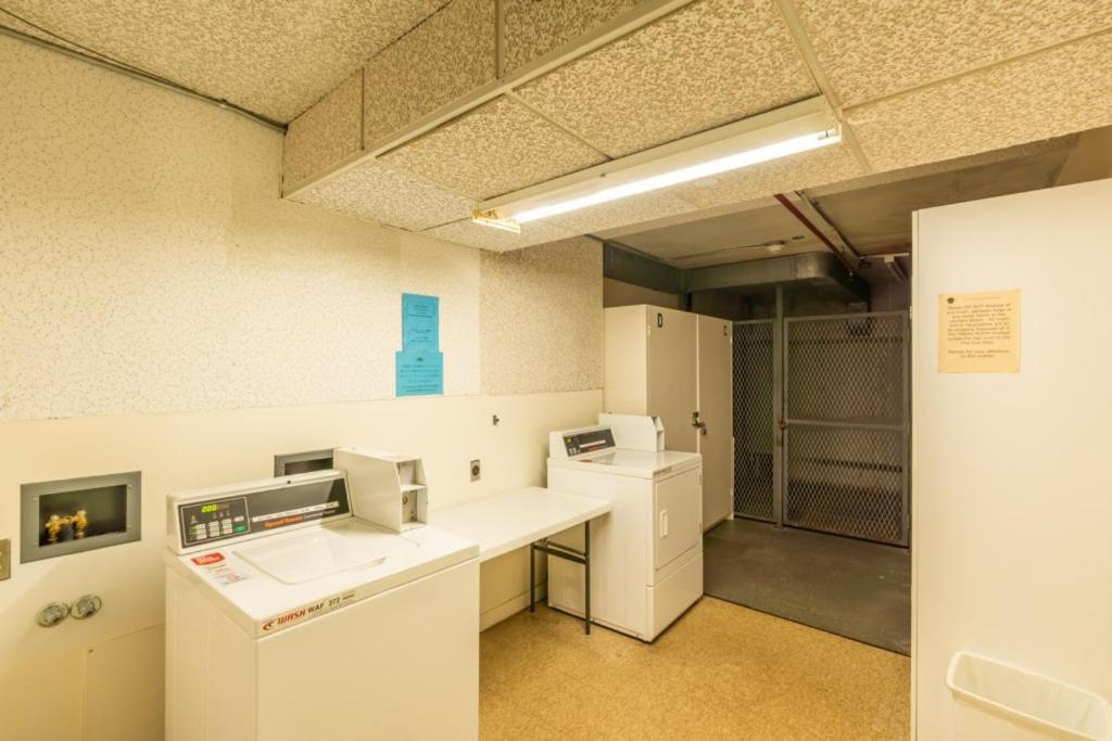 Waikiki Banyan W-Ocean Views With Free Parking! Lägenhet Honolulu Exteriör bild